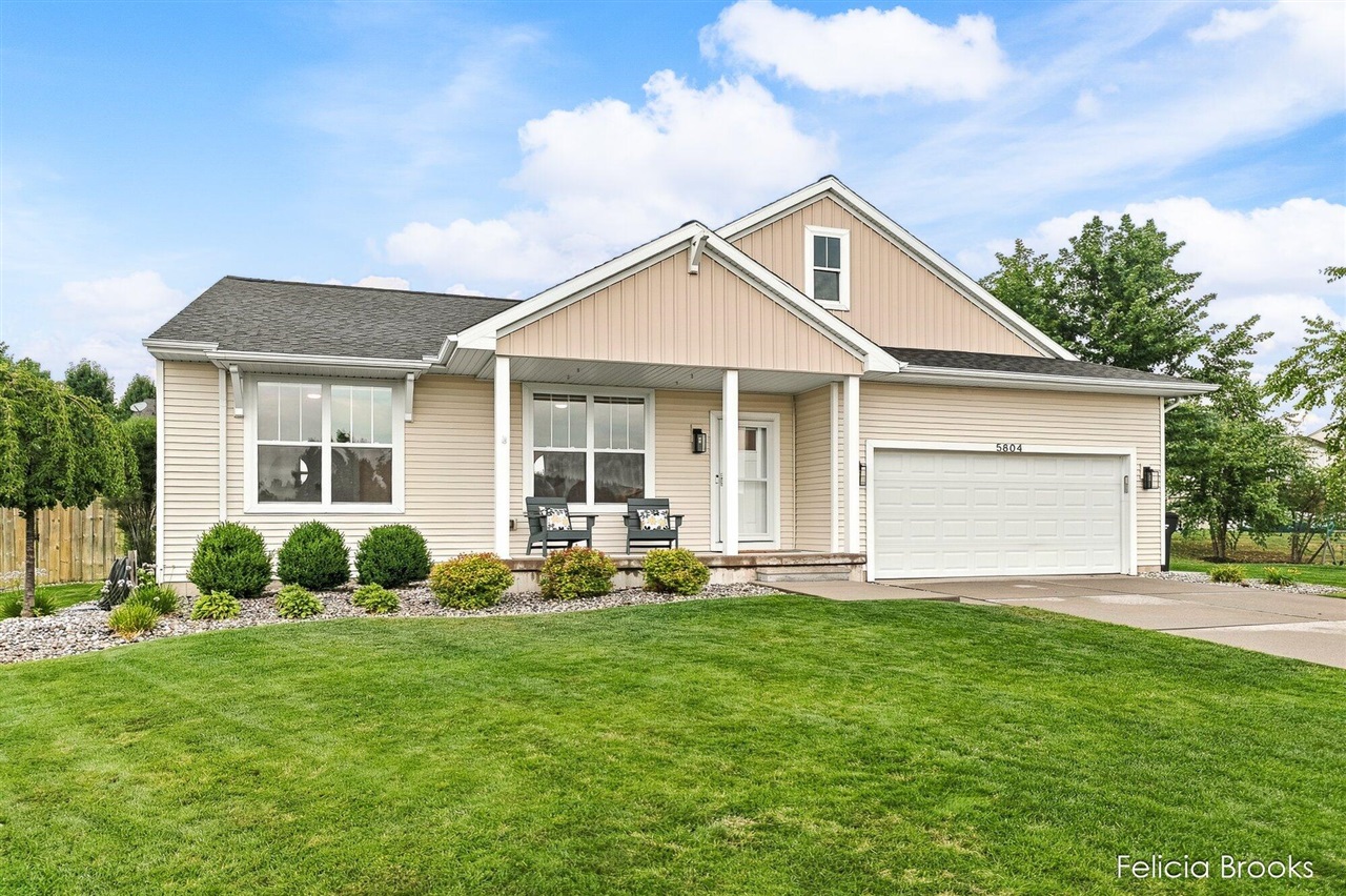 3rd image of 5804 Sage River Ct, Wyoming, MI 49418 | MLS# 70548805