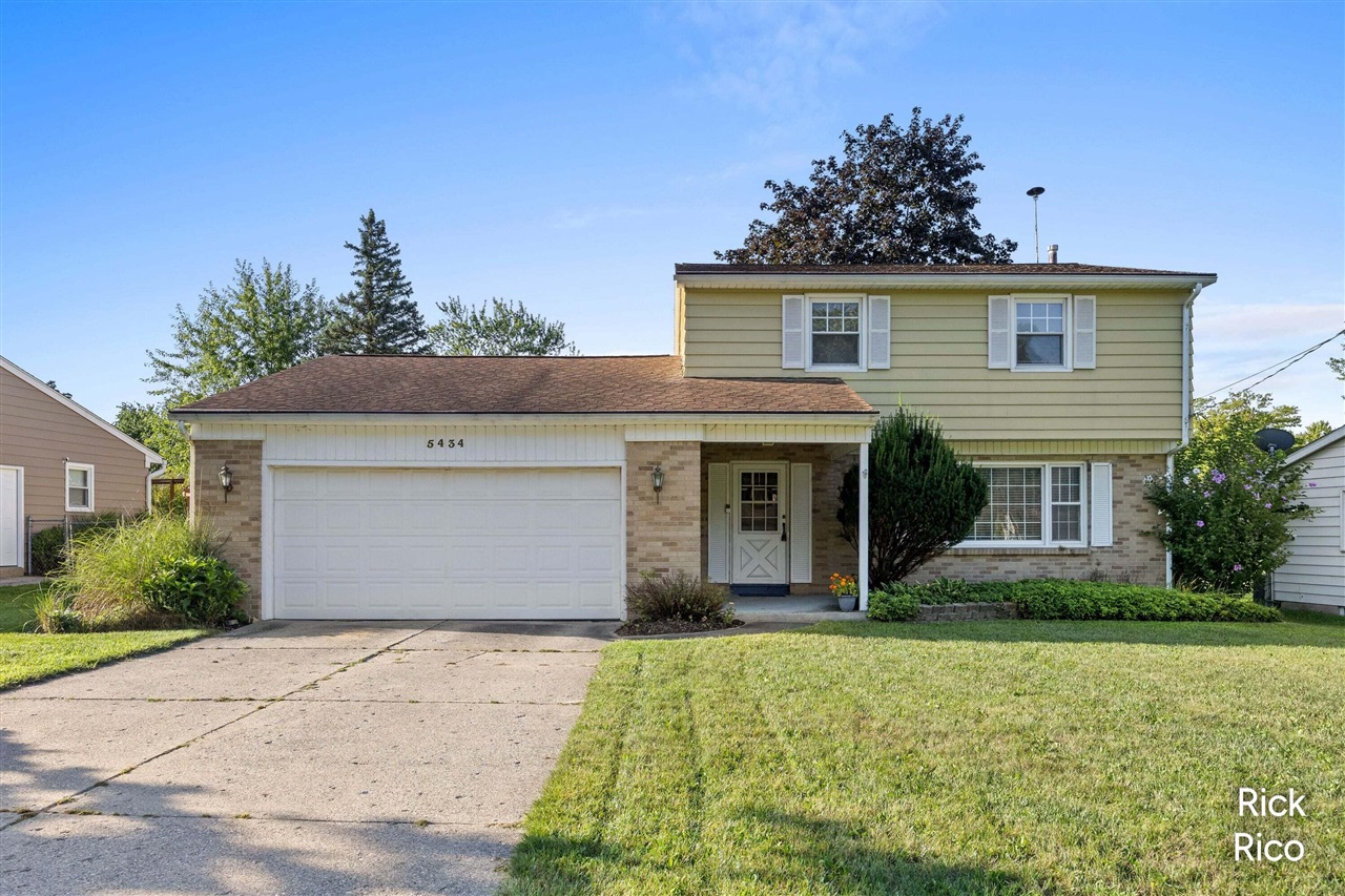 1st image of 5434 Edgelawn Dr, Grand Rapids, MI 49508 | MLS# 70548811