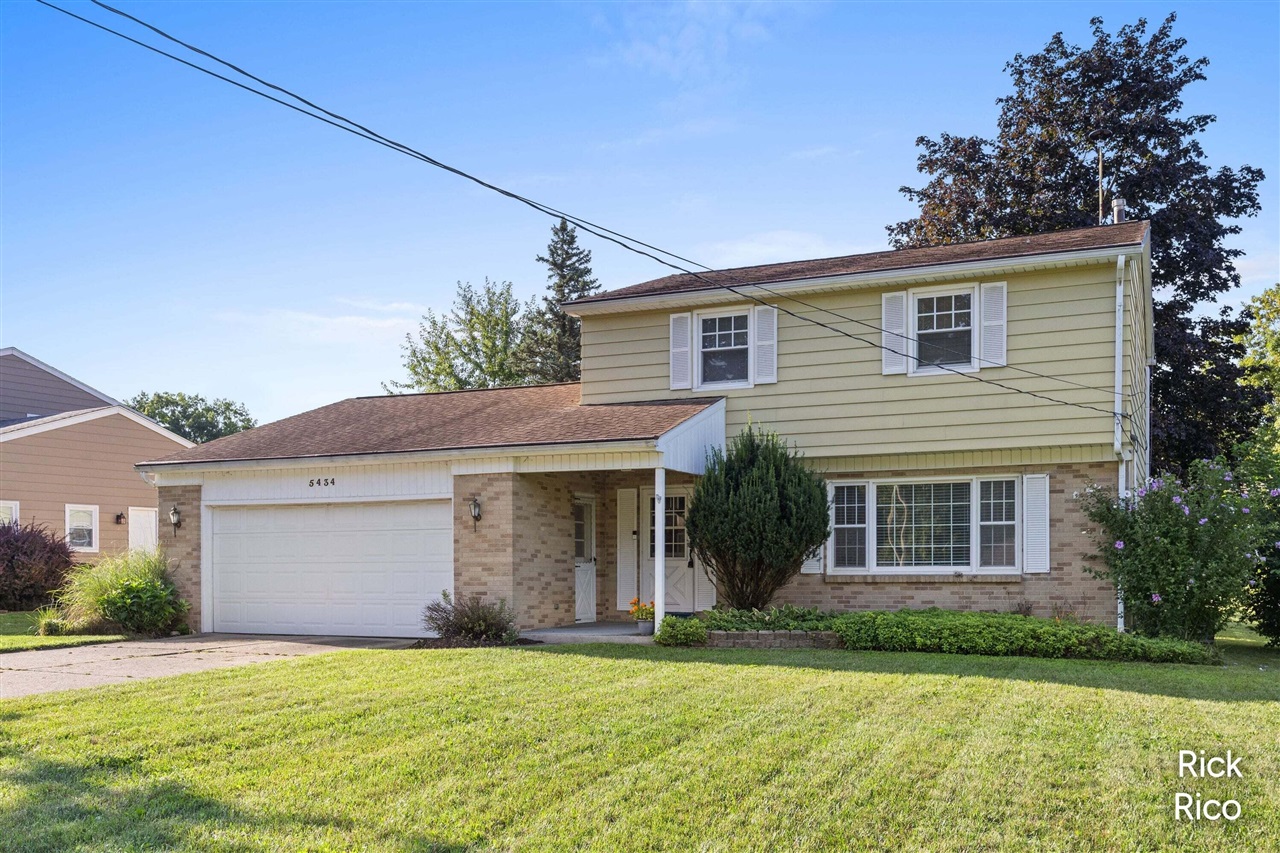 2nd image of 5434 Edgelawn Dr, Grand Rapids, MI 49508 | MLS# 70548811
