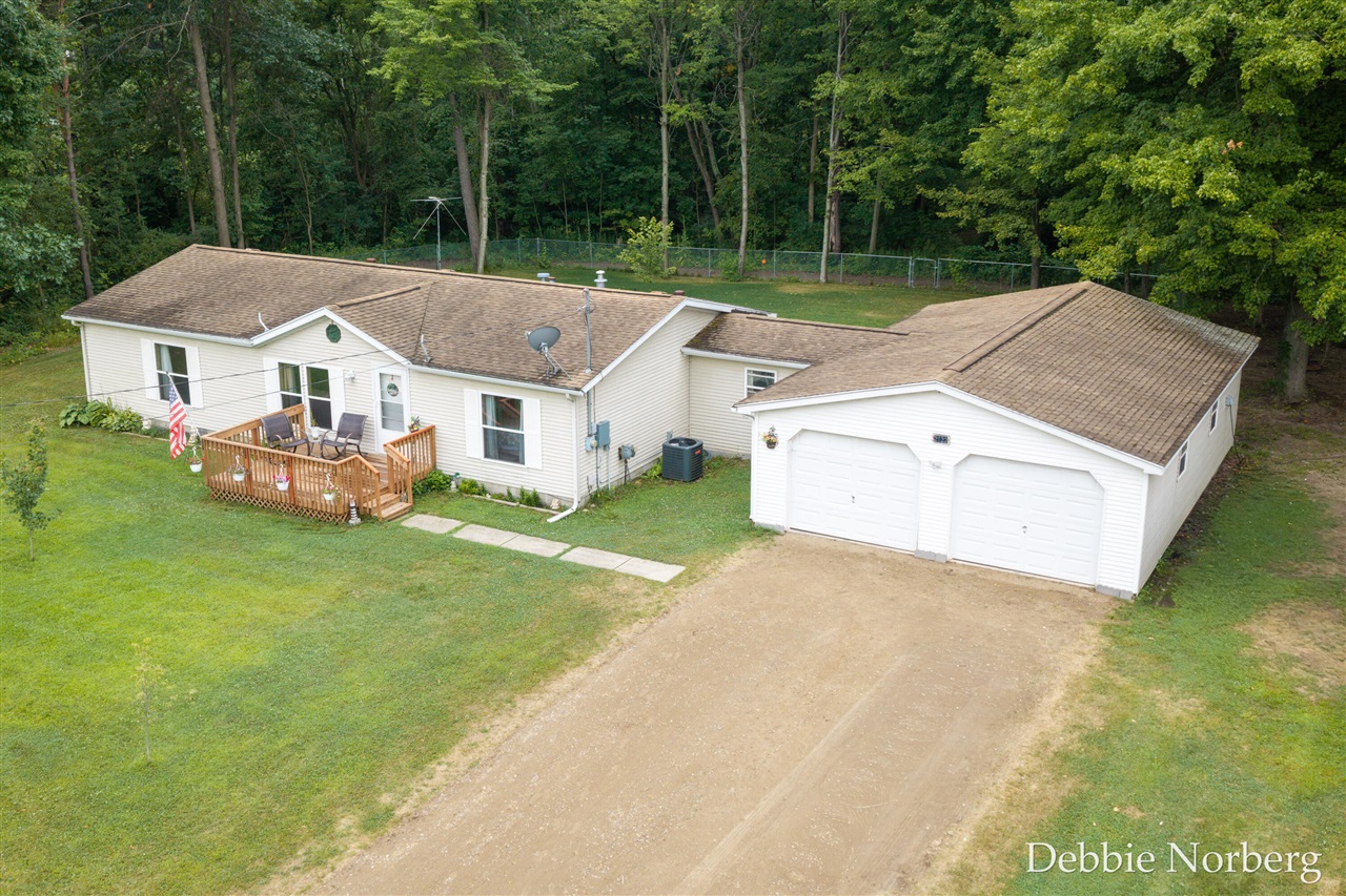 2nd image of 2122 Maple Ln, Hastings, MI 49058 | MLS# 70548815