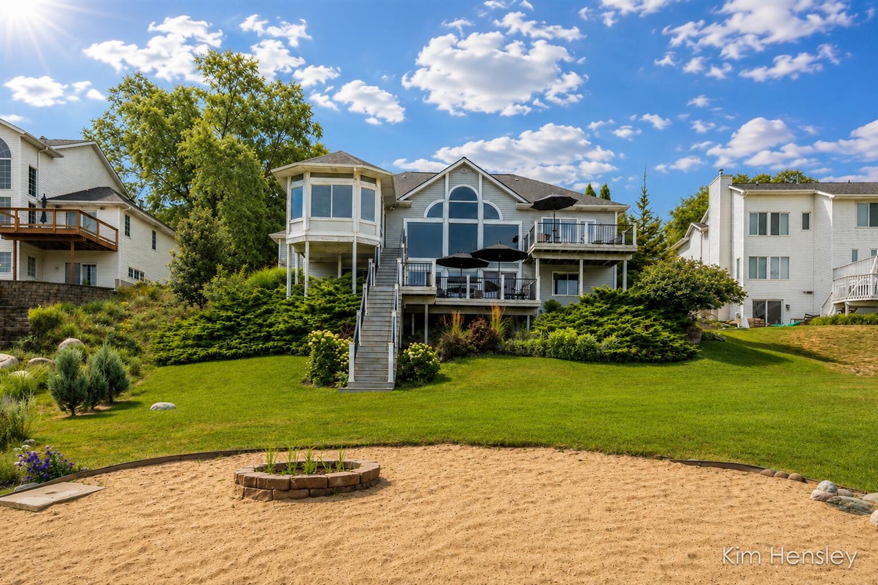 3rd image of 7455 Decosta Dr, Rockford, MI 49341 | MLS# 70548838