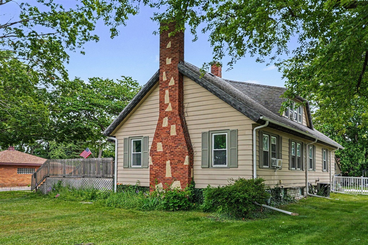 1st image of 2211 Morton Ave, Saint Joseph, MI 49085 | MLS# 70548925