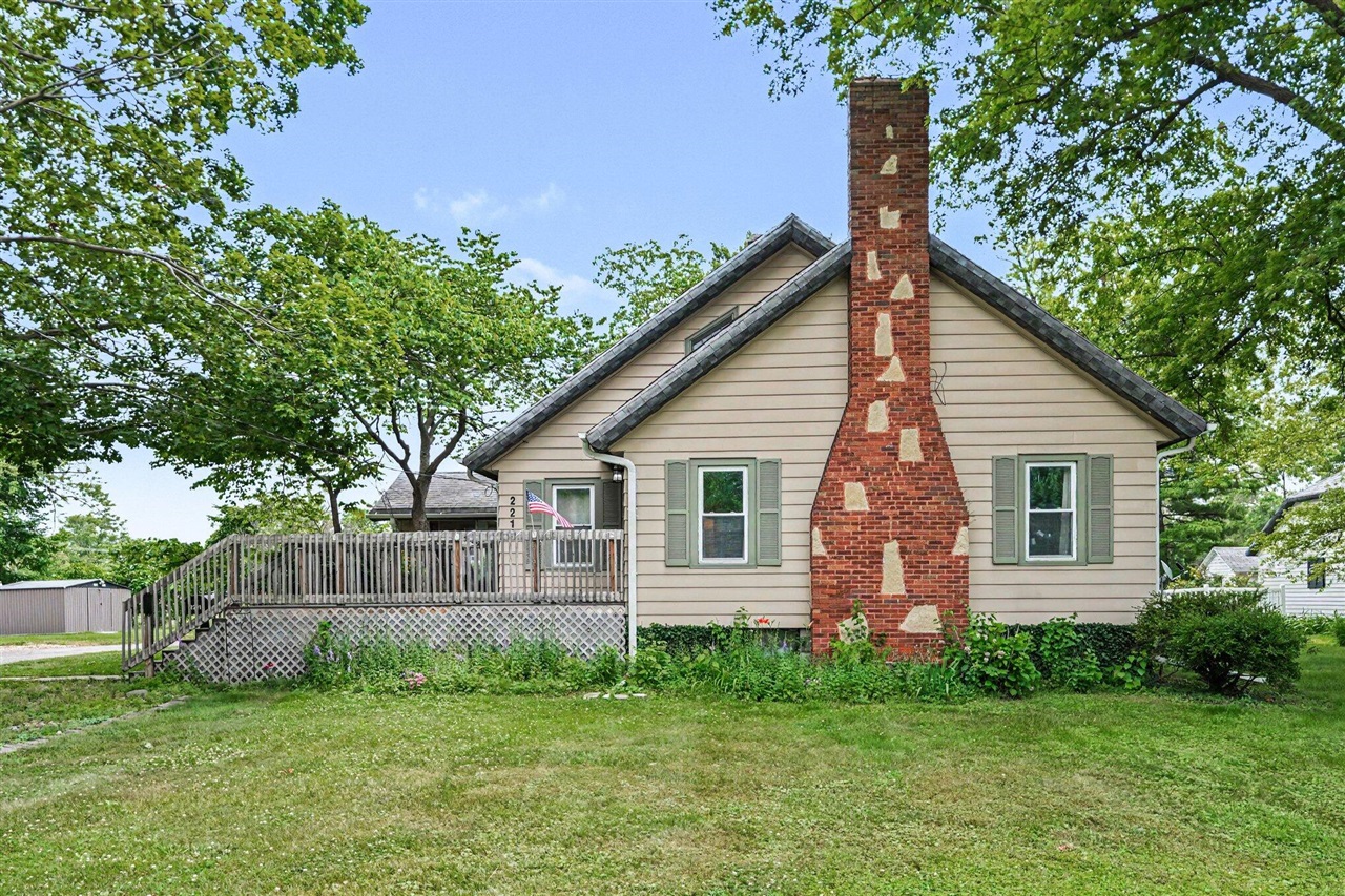 2nd image of 2211 Morton Ave, Saint Joseph, MI 49085 | MLS# 70548925