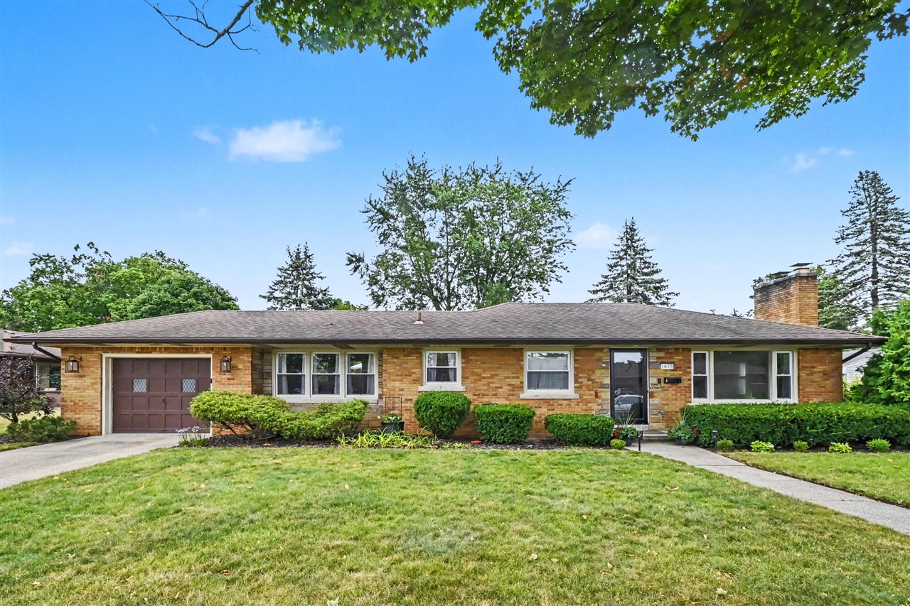 2nd image of 1639 Wellington Rd, Lansing, MI 48910 | MLS# 70549046