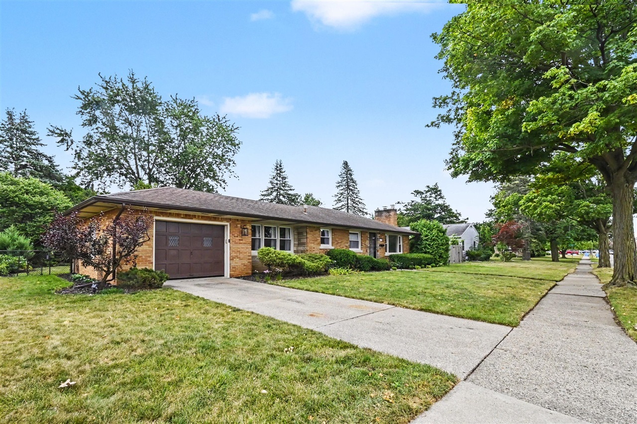 3rd image of 1639 Wellington Rd, Lansing, MI 48910 | MLS# 70549046