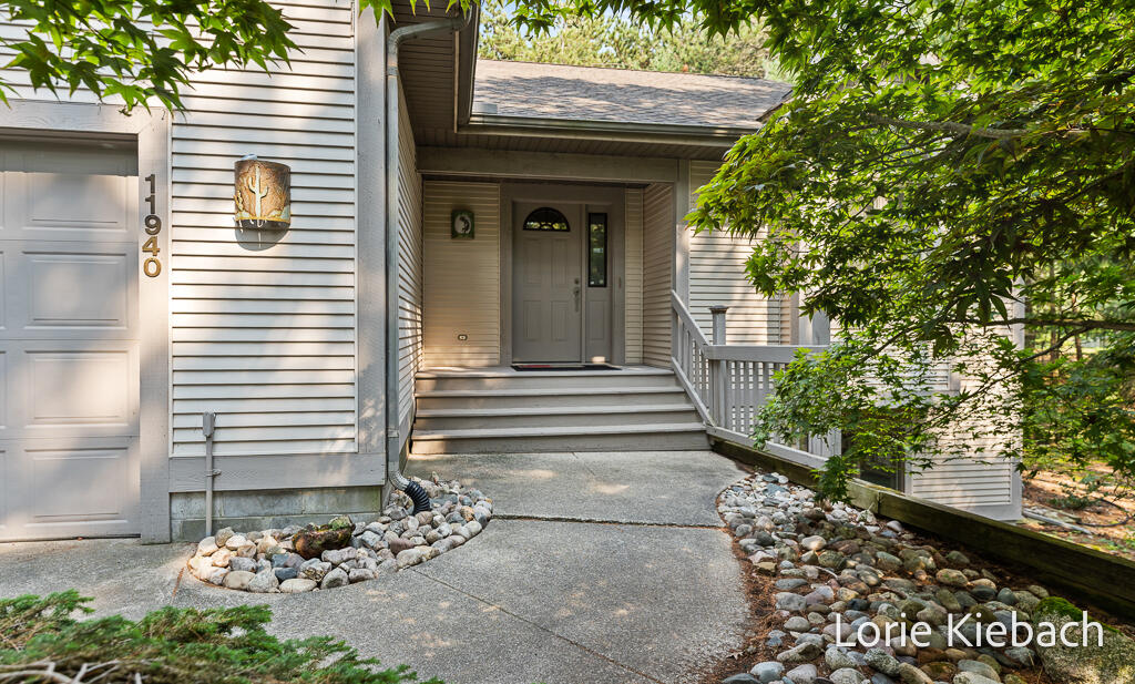 2nd image of 11940 Lakeshore Ave, Grand Haven, MI 49417 | MLS# 70549076