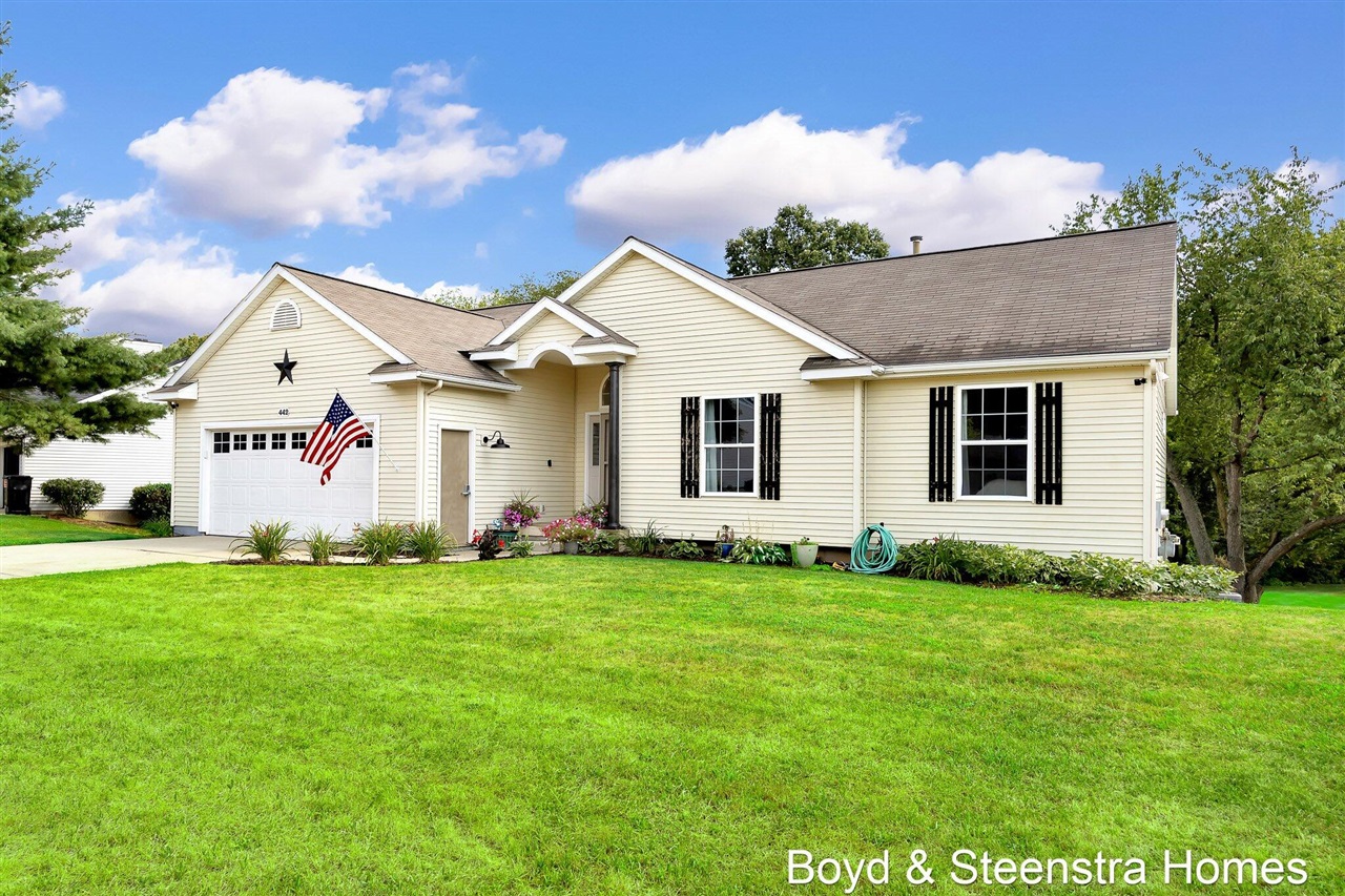 2nd image of 442 Shaw Estates Dr, Rockford, MI 49341 | MLS# 70549115