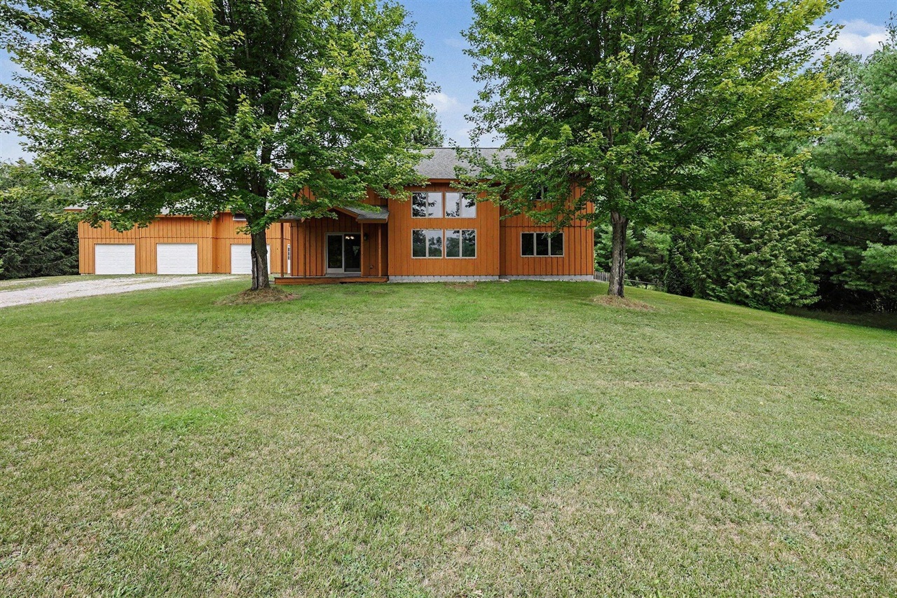 1st image of 3005 Penneywood Dr, Jackson, MI 49201 | MLS# 70549161