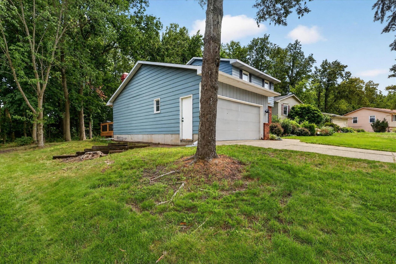 2nd image of 4734 Larkwood Dr, Grand Rapids, MI 49508 | MLS# 70549166