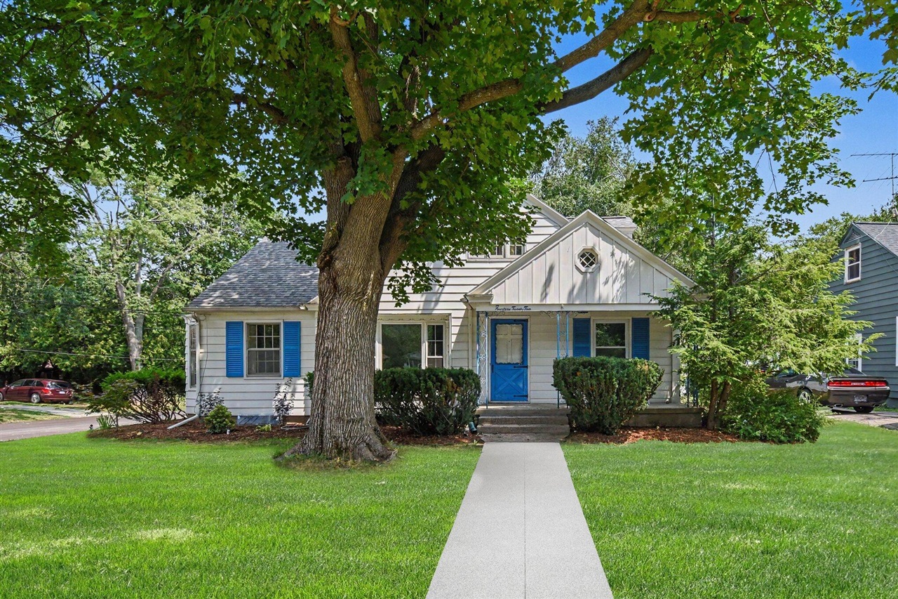 1st image of 1422 Derby Dr, Grand Rapids, MI 49504 | MLS# 70549232