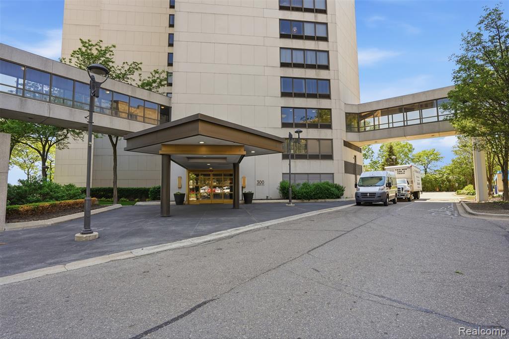 2nd image of 300 Riverfront Dr, Detroit, MI 48226 | MLS# 70549250