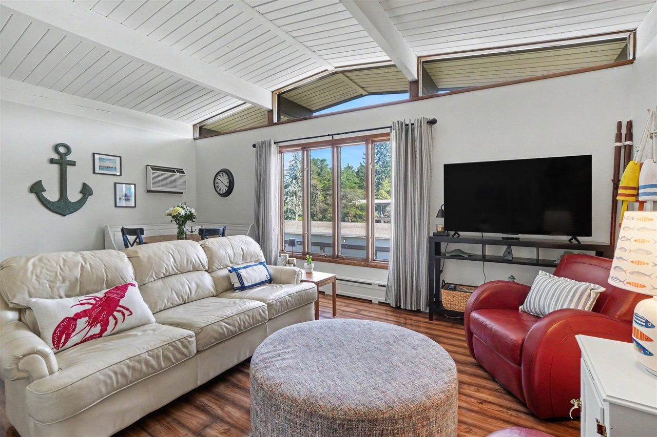 2nd image of 808 S Beacon Blvd, Grand Haven, MI 49417