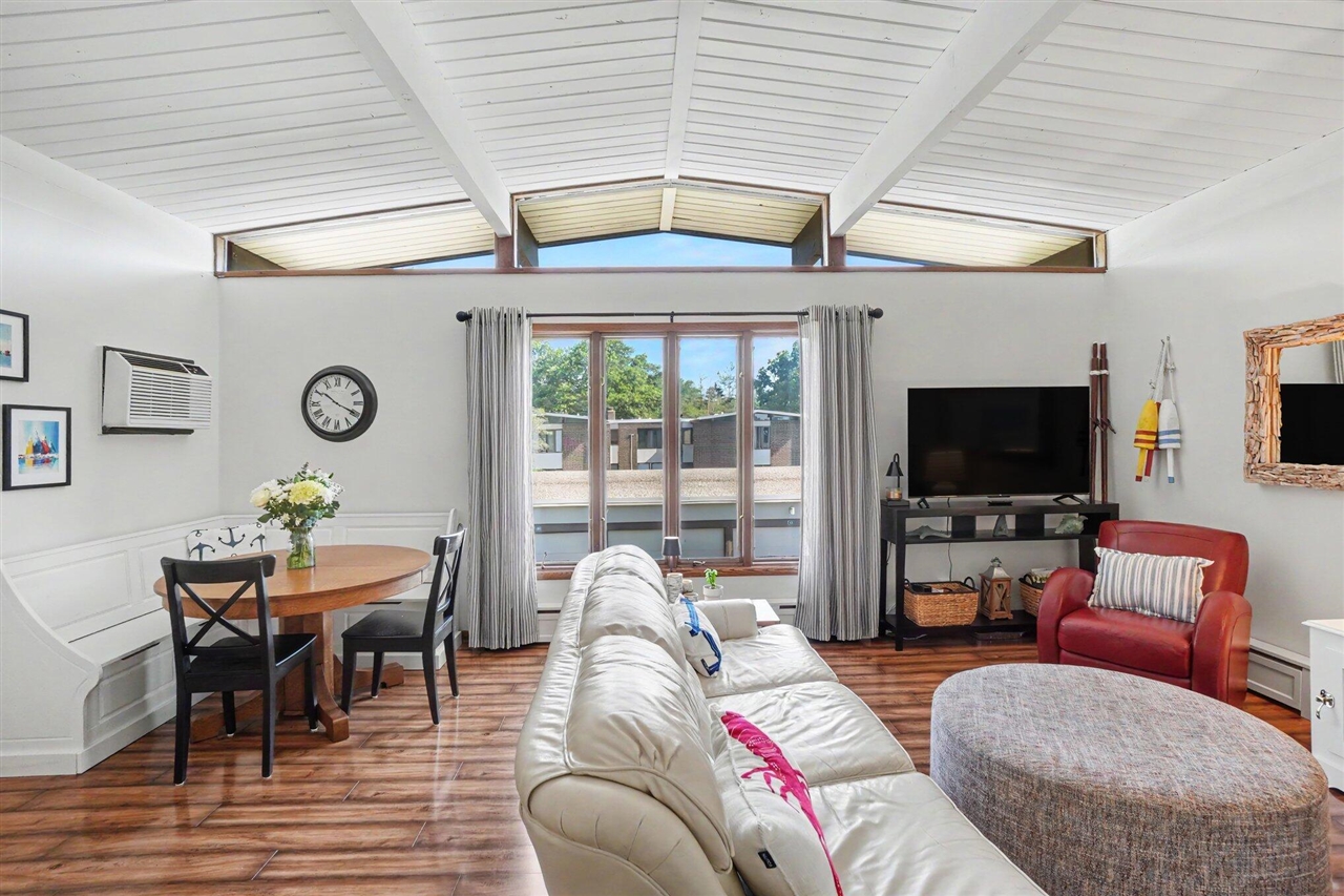 5th image of 808 S Beacon Blvd, Grand Haven, MI 49417