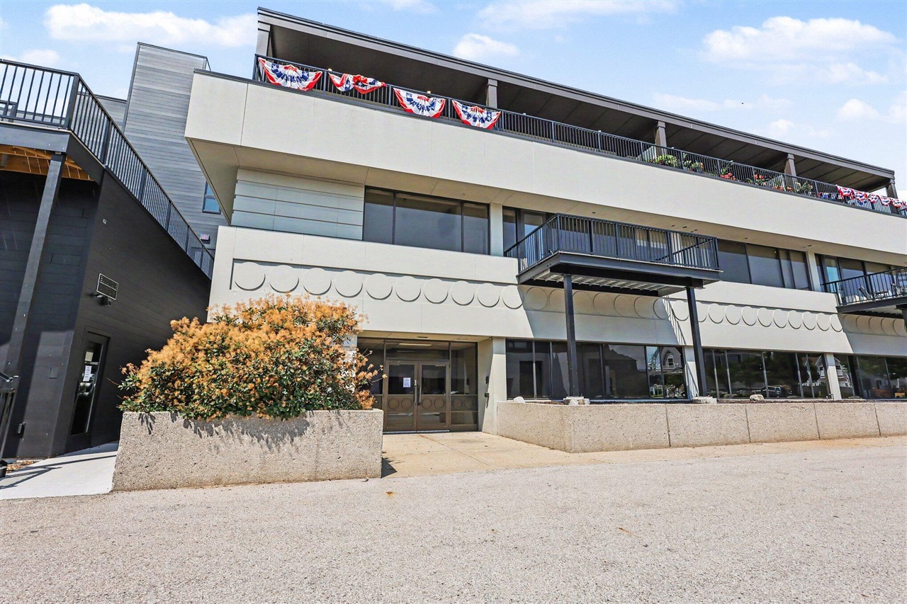 2nd image of 300 Washington Ave #4, Grand Haven, MI 49417 | MLS# 70549327