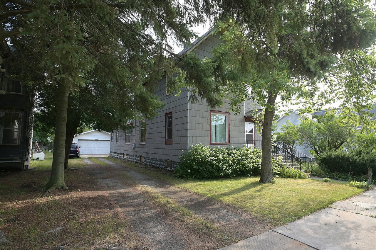 2nd image of 1701 13th Ave, Menominee, MI 49858 | MLS# 70549396
