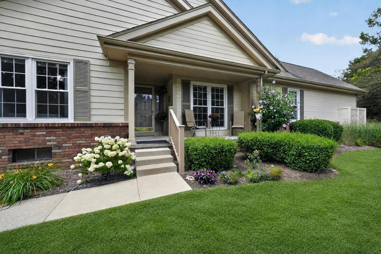 4th image of 39628 Village Run Dr, Northville, MI 48168 | MLS# 70549484