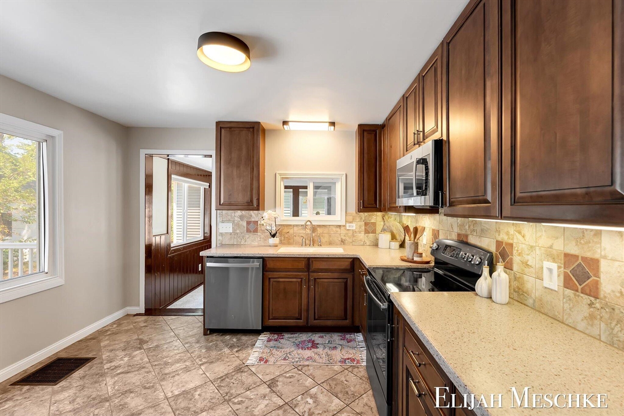 5th image of 15287 Krueger St, Spring Lake, MI 49456 | MLS# 70549597