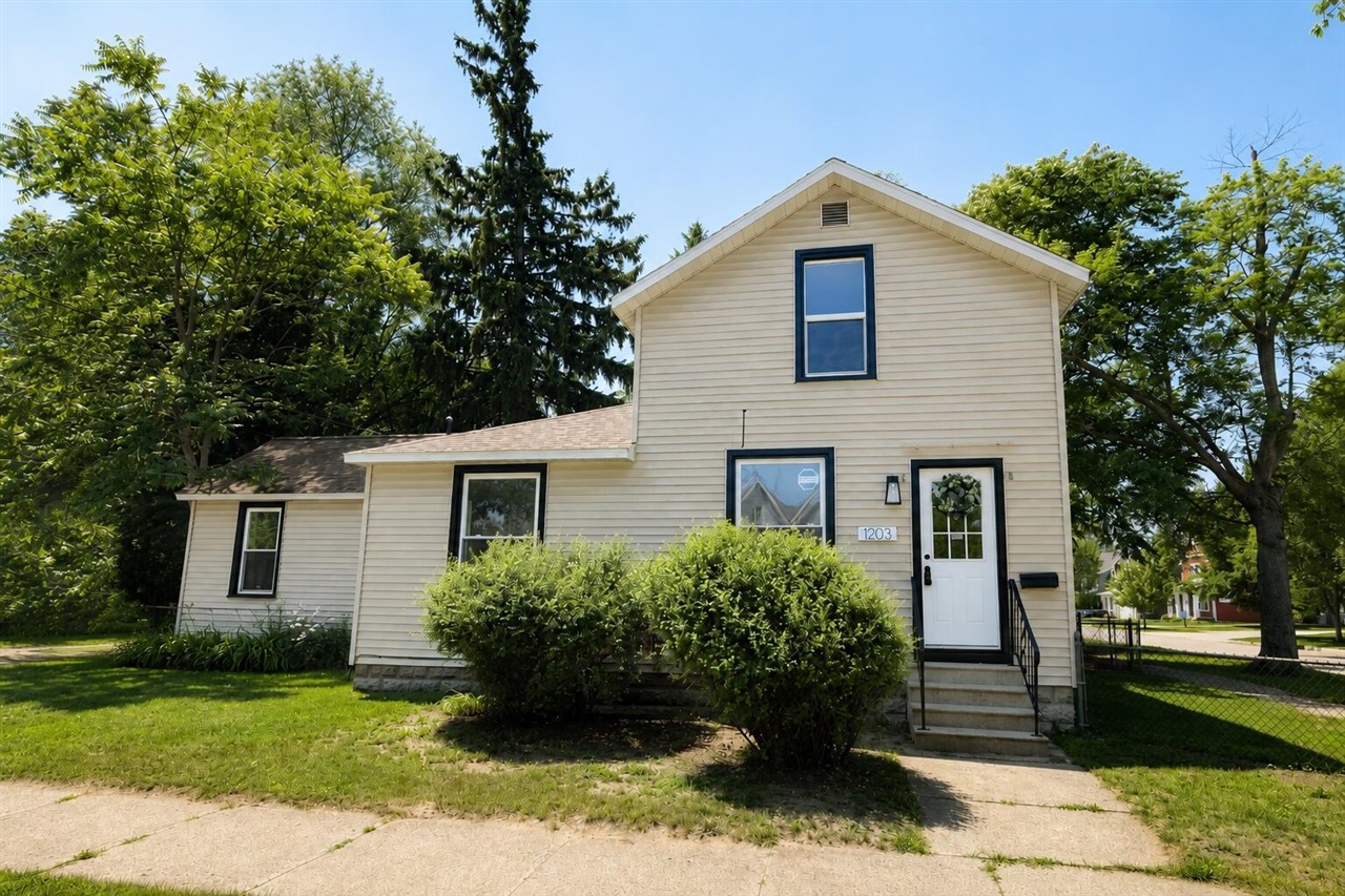 1st image of 1203 4th St, Muskegon, MI 49441 | MLS# 70549602