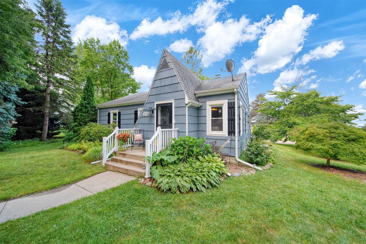 3rd image of 204 Westover St, Ann Arbor, MI 48103 | MLS# 70549607
