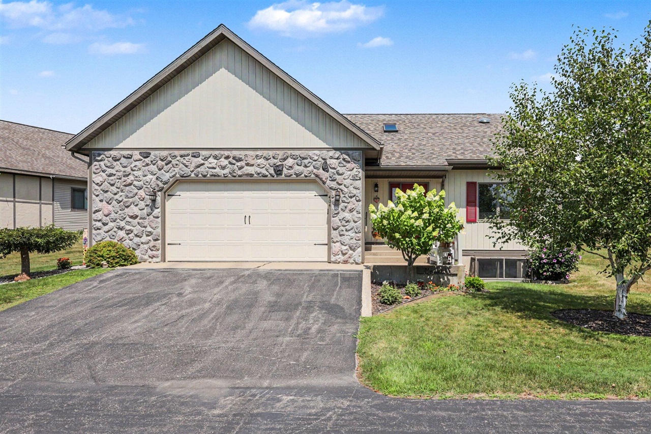 2nd image of 404 Vienna Ln, Fremont, MI 49412 | MLS# 70549613