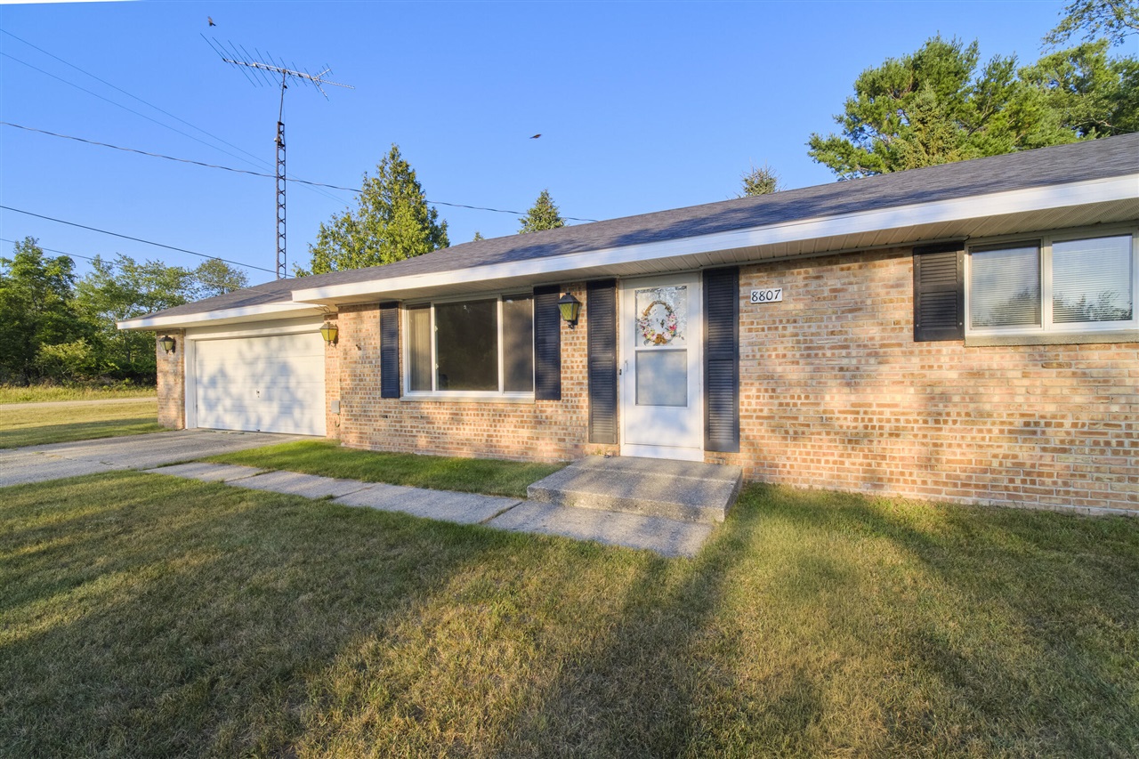 4th image of 8807 Lake Park Dr, Onekama, MI 49675 | MLS# 70549646