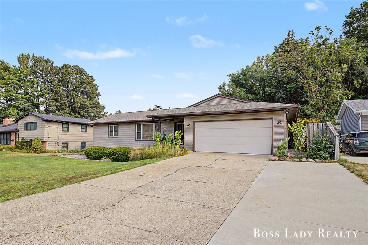 3rd image of 3525 Yellowstone Dr, Grandville, MI 49418 | MLS# 70549659