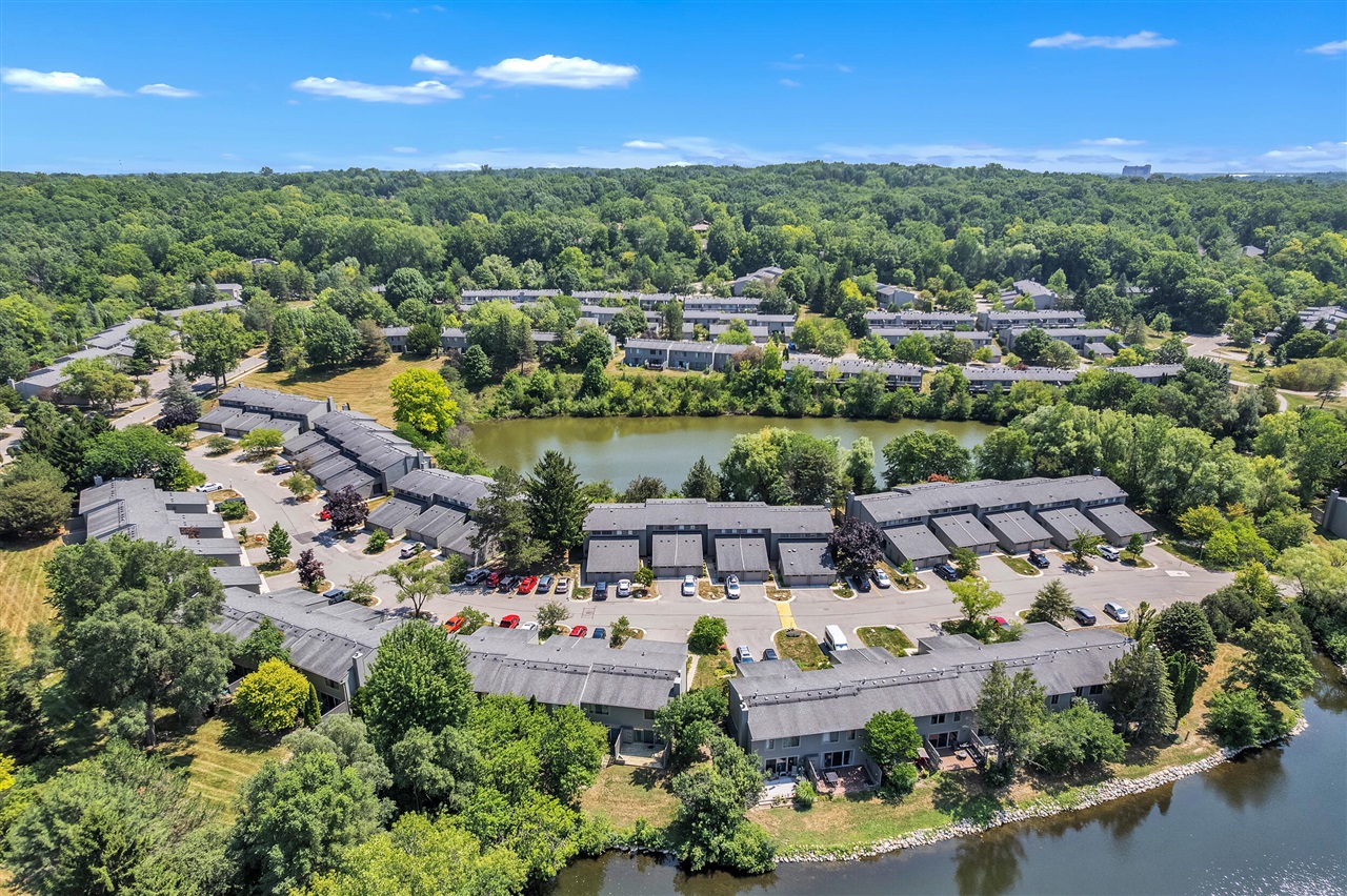 2nd image of 753 Peninsula Ct, Ann Arbor, MI 48105