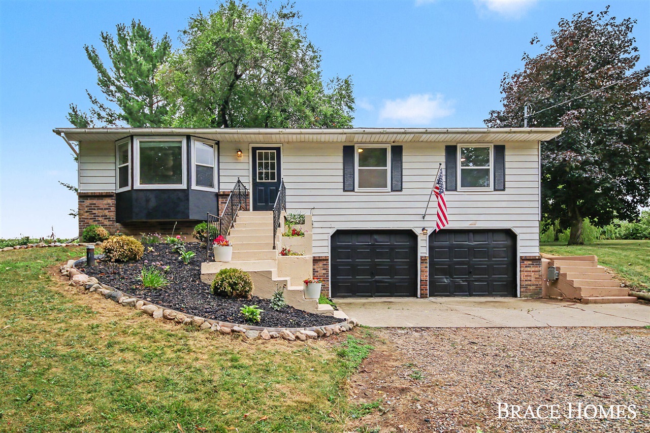 Photo 1 of Single family home for sale at 2880 15 Mile Rd, Sparta, MI 49345 | MLS# 70549871 | Listing updated on 2026-09-29