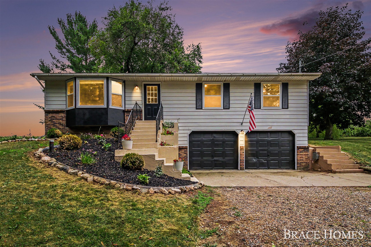 Photo 2 of Single family home for sale at 2880 15 Mile Rd, Sparta, MI 49345 | MLS# 70549871 | Listing updated on 2026-09-29