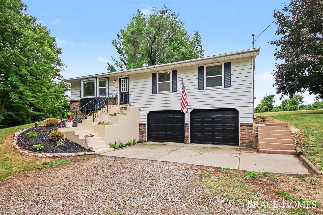 Photo 3 of Single family home for sale at 2880 15 Mile Rd, Sparta, MI 49345 | MLS# 70549871 | Listing updated on 2026-09-29