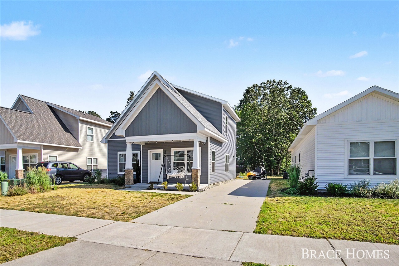 3rd image of 1808 Robinson St, Grand Haven, MI 49417 | MLS# 70549906
