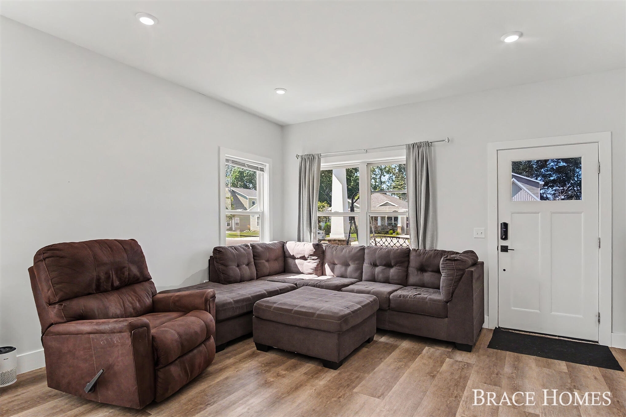5th image of 1808 Robinson St, Grand Haven, MI 49417 | MLS# 70549906