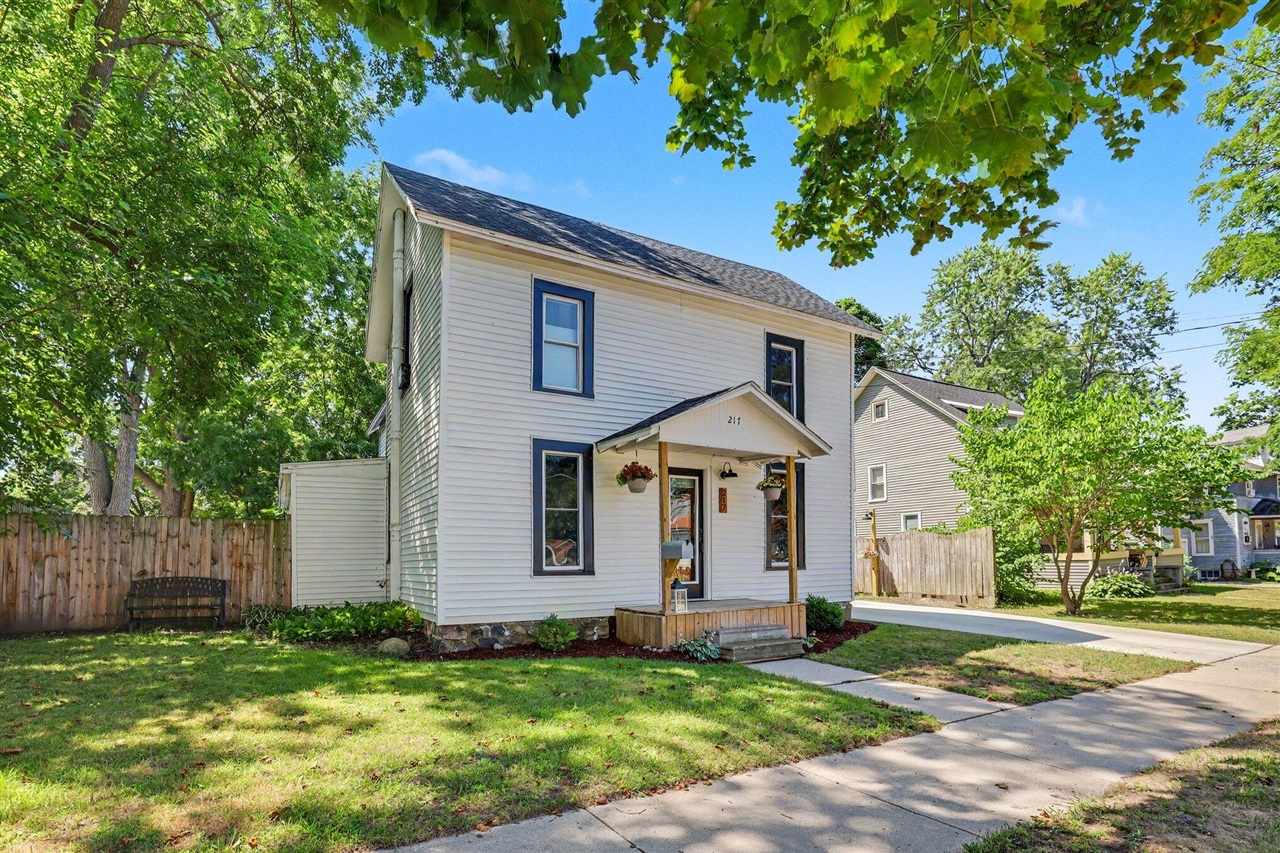 3rd image of 217 E Liberty St, Belding, MI 48809 | MLS# 70550062