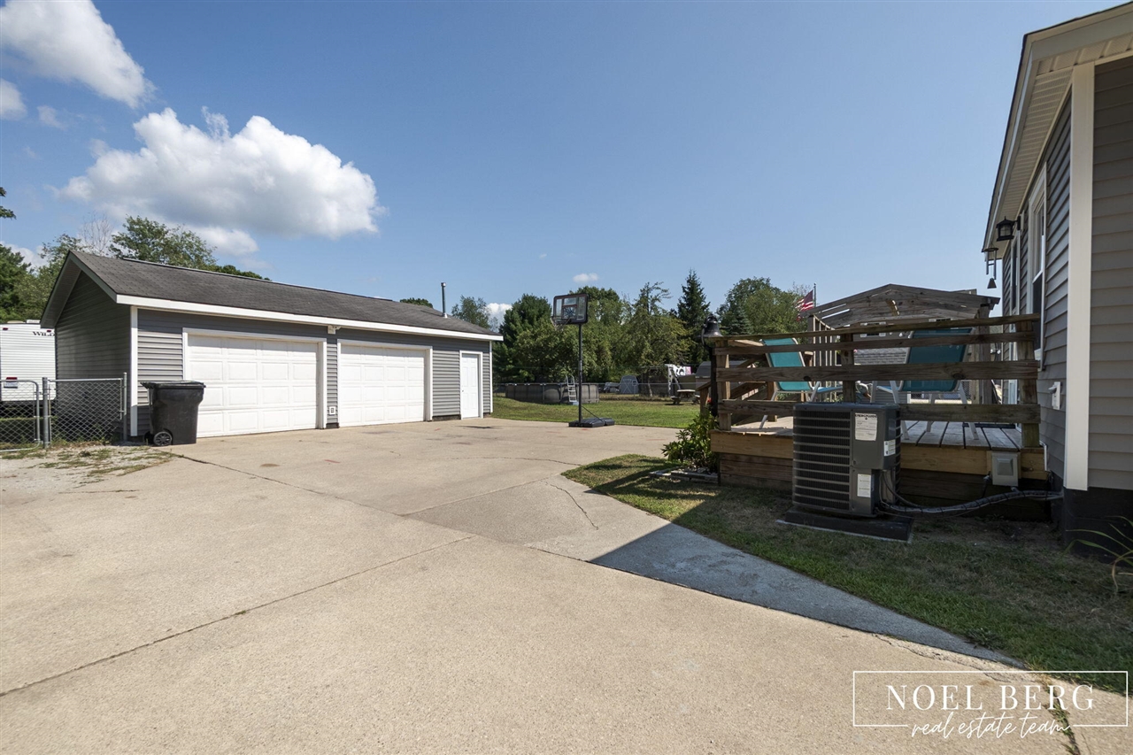 3rd image of 1104 S Drent Rd, Muskegon, MI 49442 | MLS# 70550067