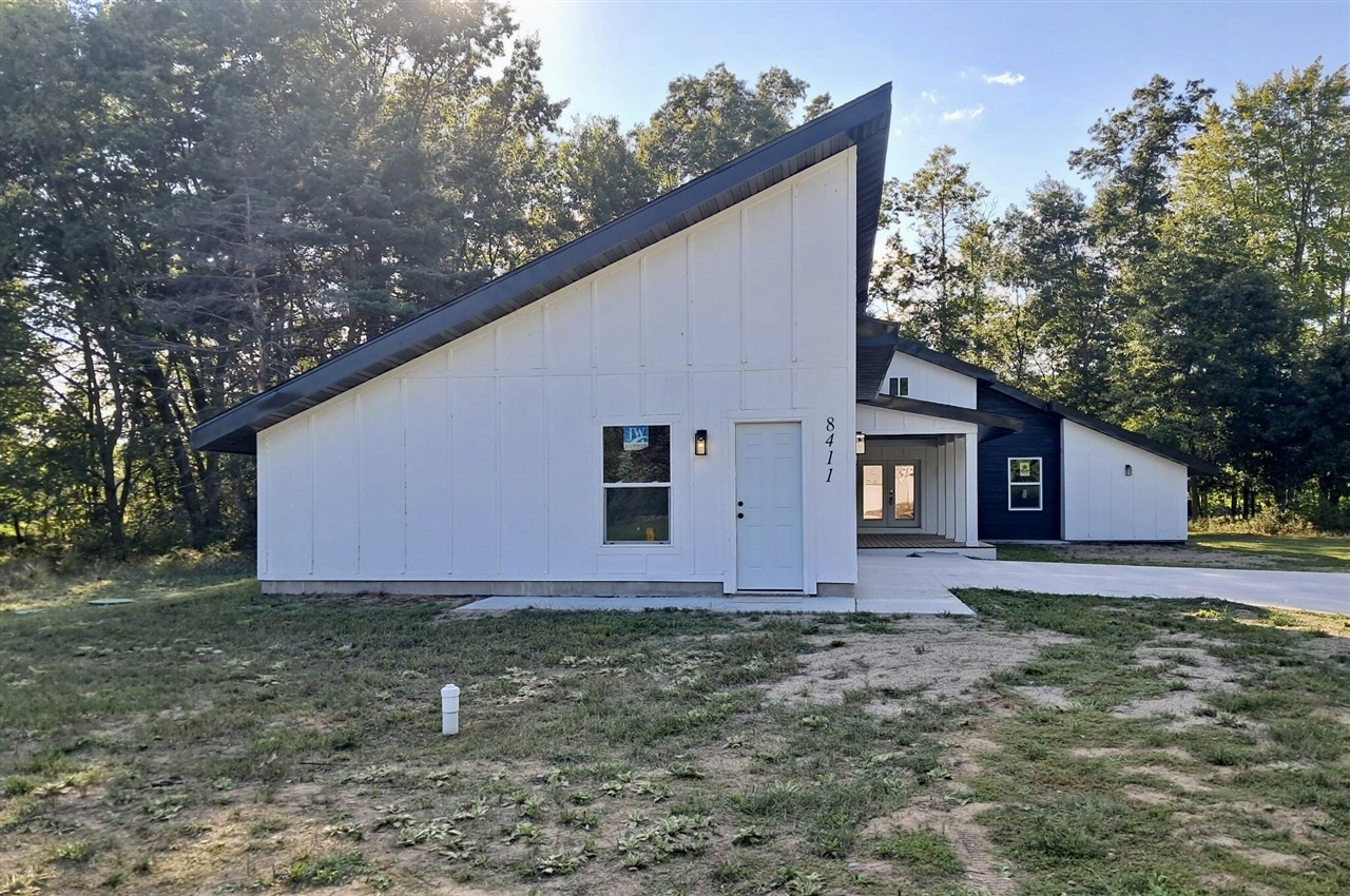 Photo 3 of Single family home for sale at 8411 Peninsula Dr, Stanwood, MI 49346 | MLS# 70550128 | Listing updated on 2026-09-14