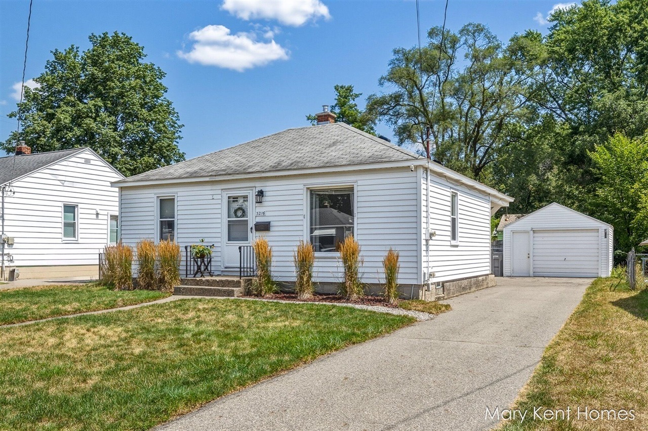 1st image of 3216 Sw Hillcroft Ave, Grand Rapids, MI 49548 | MLS# 70550132