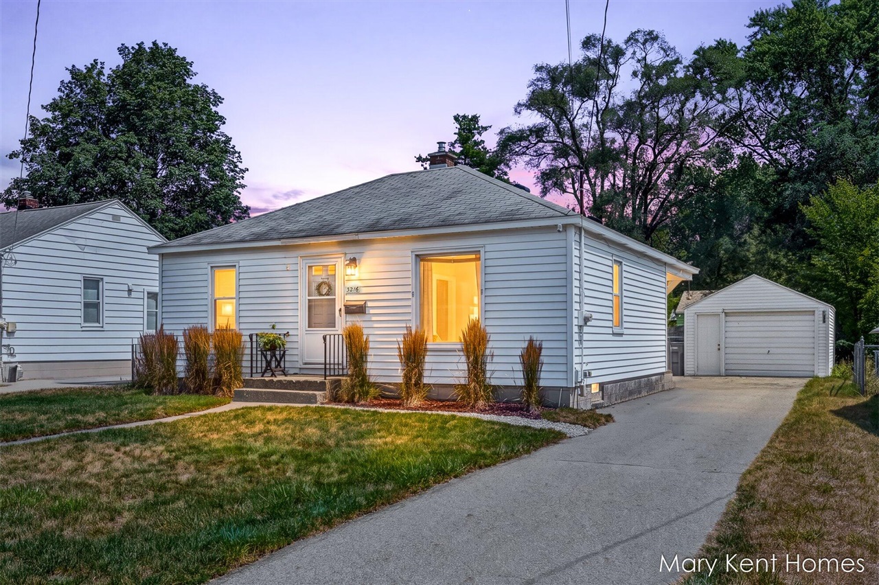 2nd image of 3216 Sw Hillcroft Ave, Grand Rapids, MI 49548 | MLS# 70550132