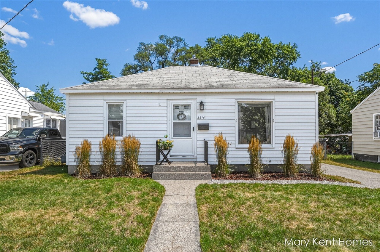 3rd image of 3216 Sw Hillcroft Ave, Grand Rapids, MI 49548 | MLS# 70550132
