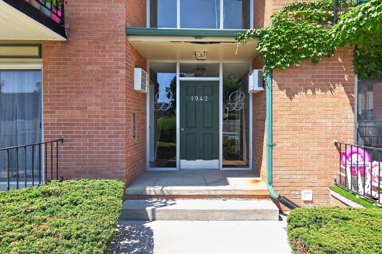 2nd image of 1942 Axtell Dr #3, Troy, MI 48084 | MLS# 70550154