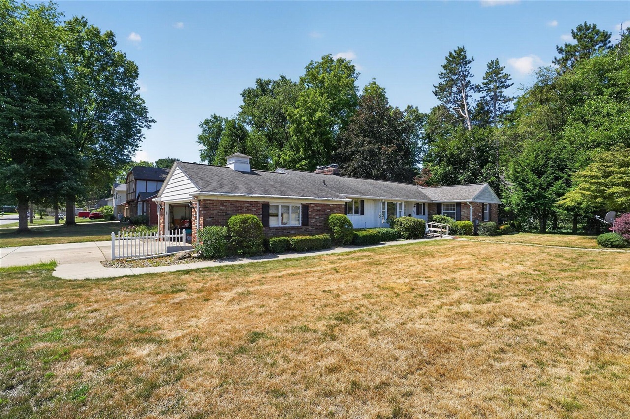 3rd image of 372 S Hills Dr, Battle Creek, MI 49015 | MLS# 70550164