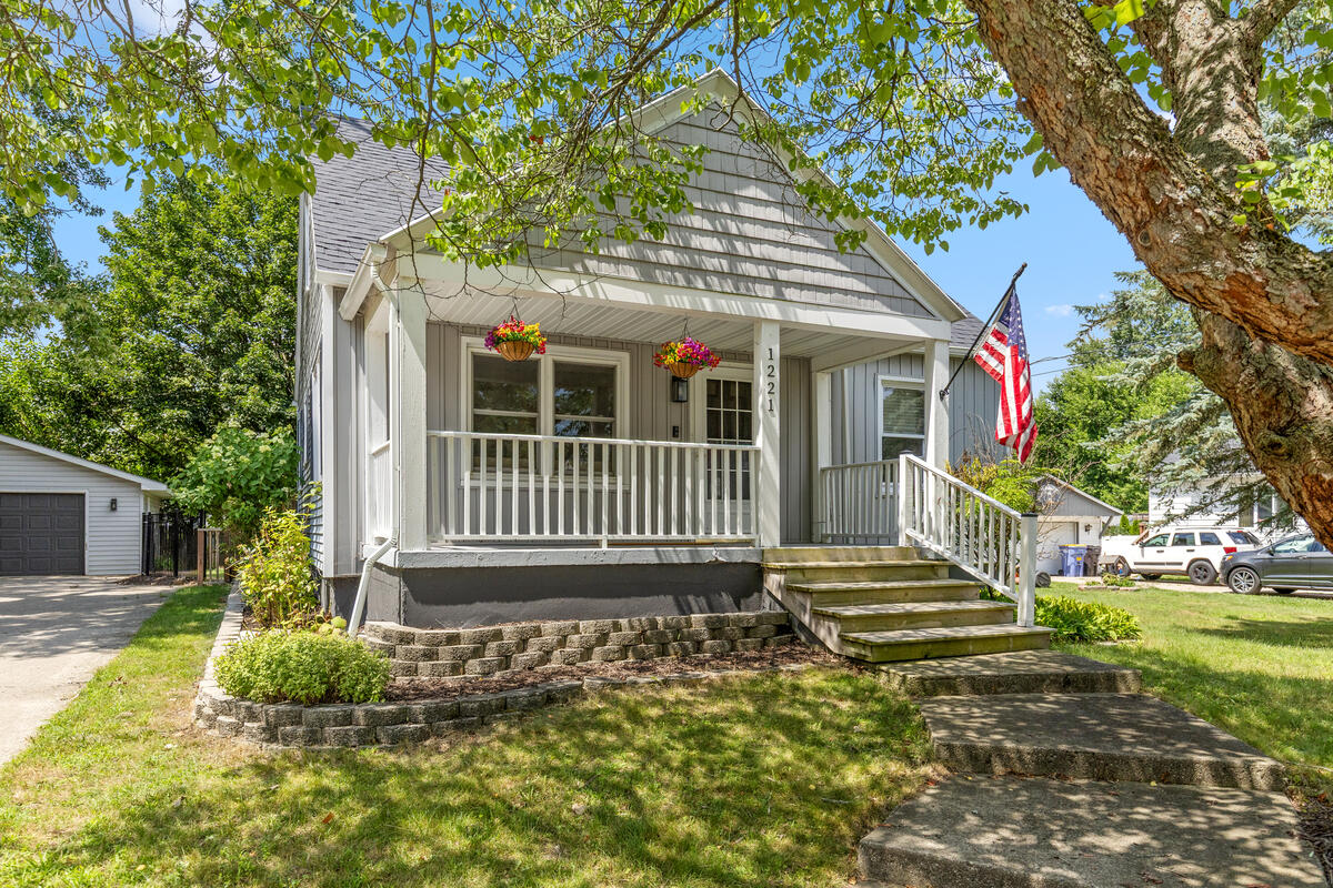 1st image of 1221 Whitmore Ave, Grand Rapids, MI 49504 | MLS# 70550170