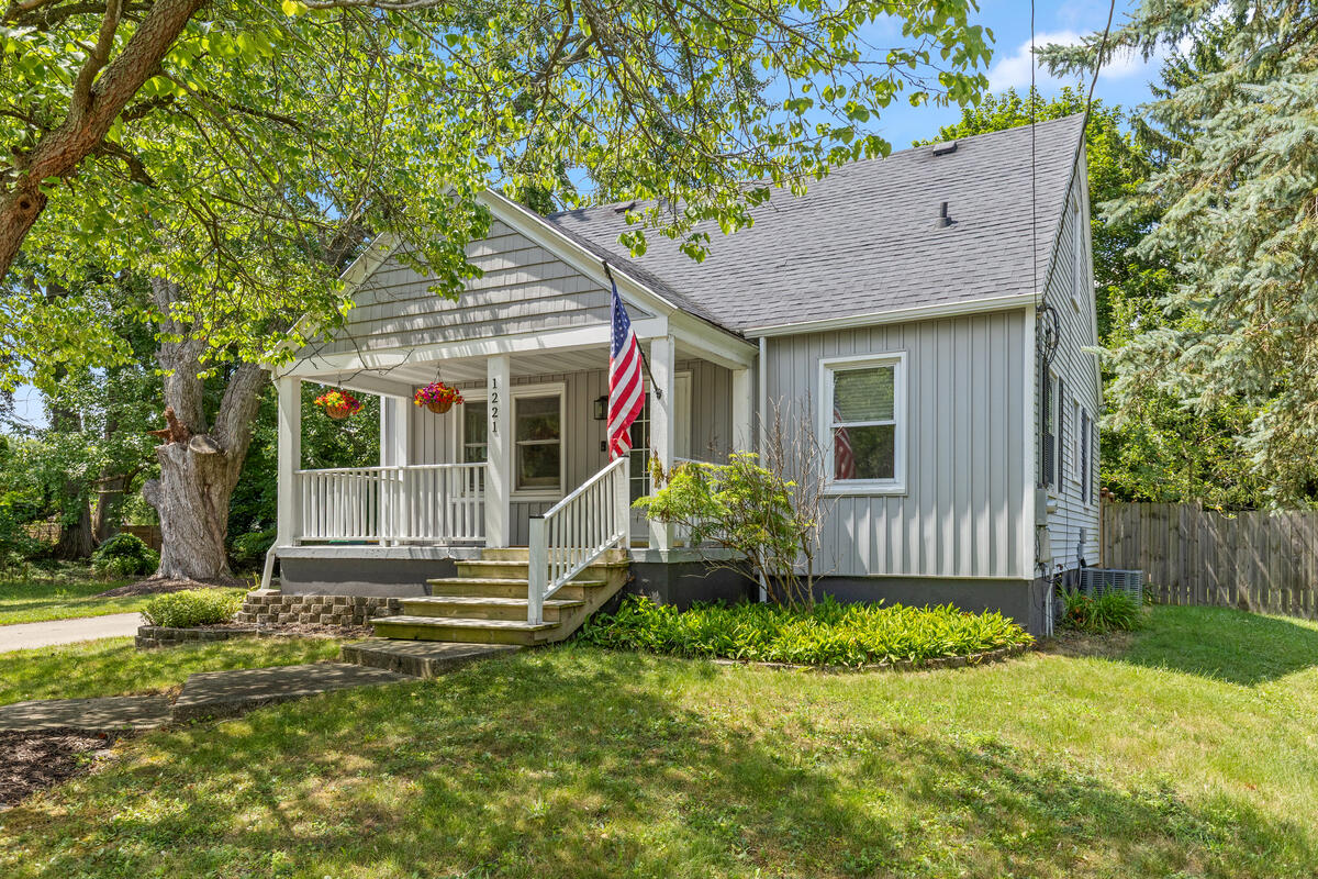 2nd image of 1221 Whitmore Ave, Grand Rapids, MI 49504 | MLS# 70550170