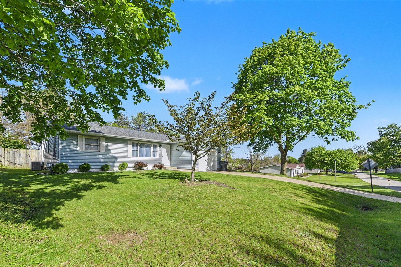 2nd image of 7418 Aumack Dr, Eau Claire, MI 49111 | MLS# 70550172