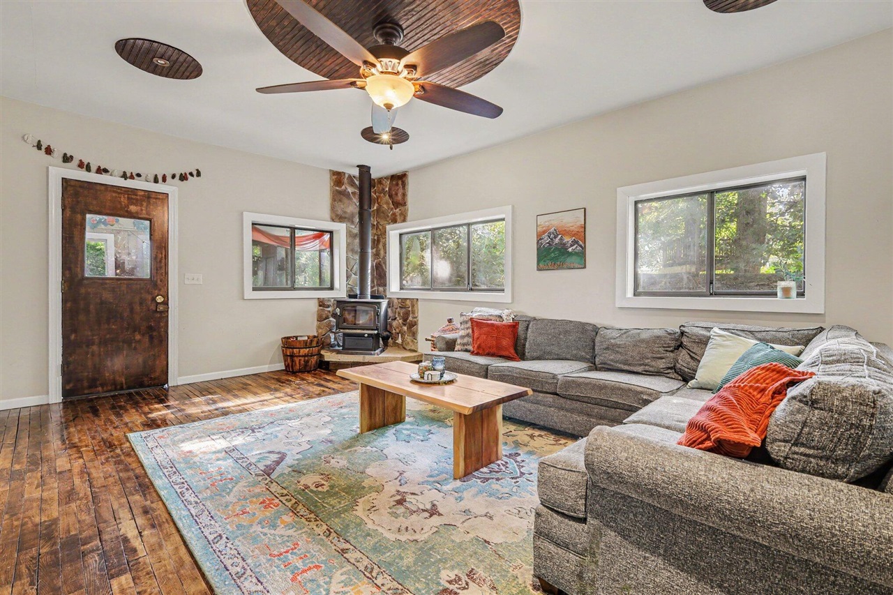 2nd image of 2067 Riverbank Ave, Grand Rapids, MI 49525 | MLS# 70550254