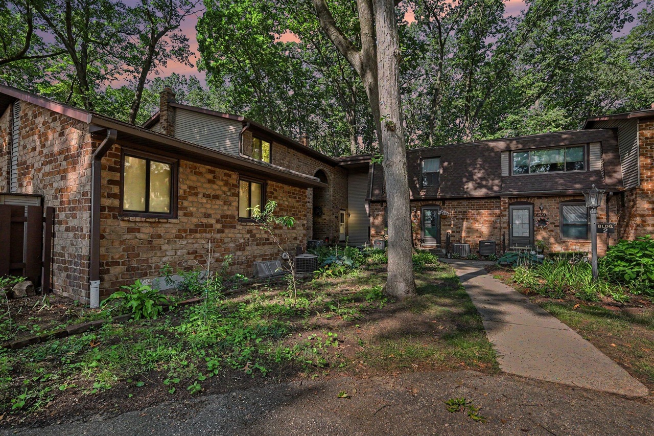 1st image of 2579 Chatham Woods Dr, Grand Rapids, MI 49546 | MLS# 70550316