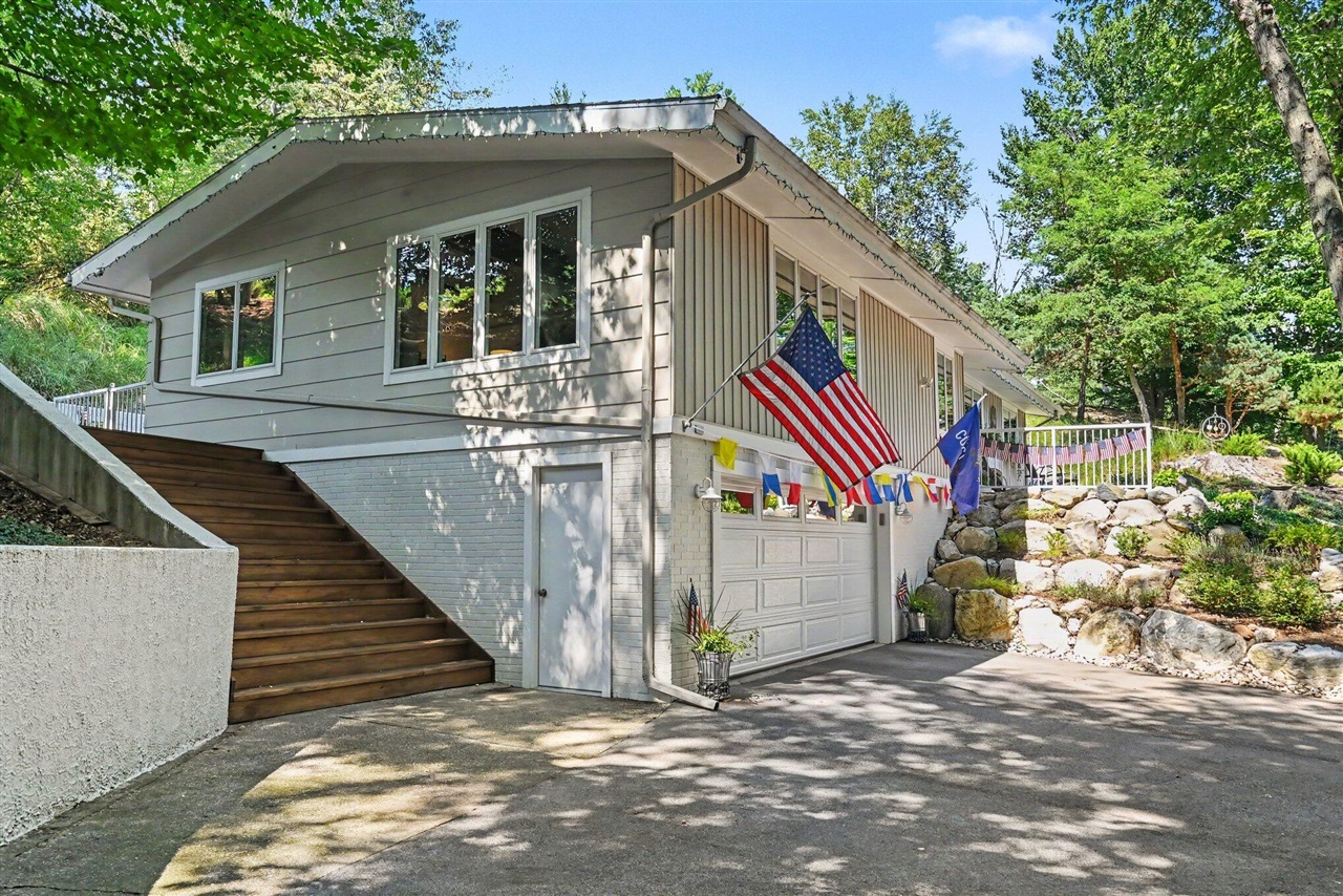 3rd image of 405 Slayton Ave, Grand Haven, MI 49417 | MLS# 70550363