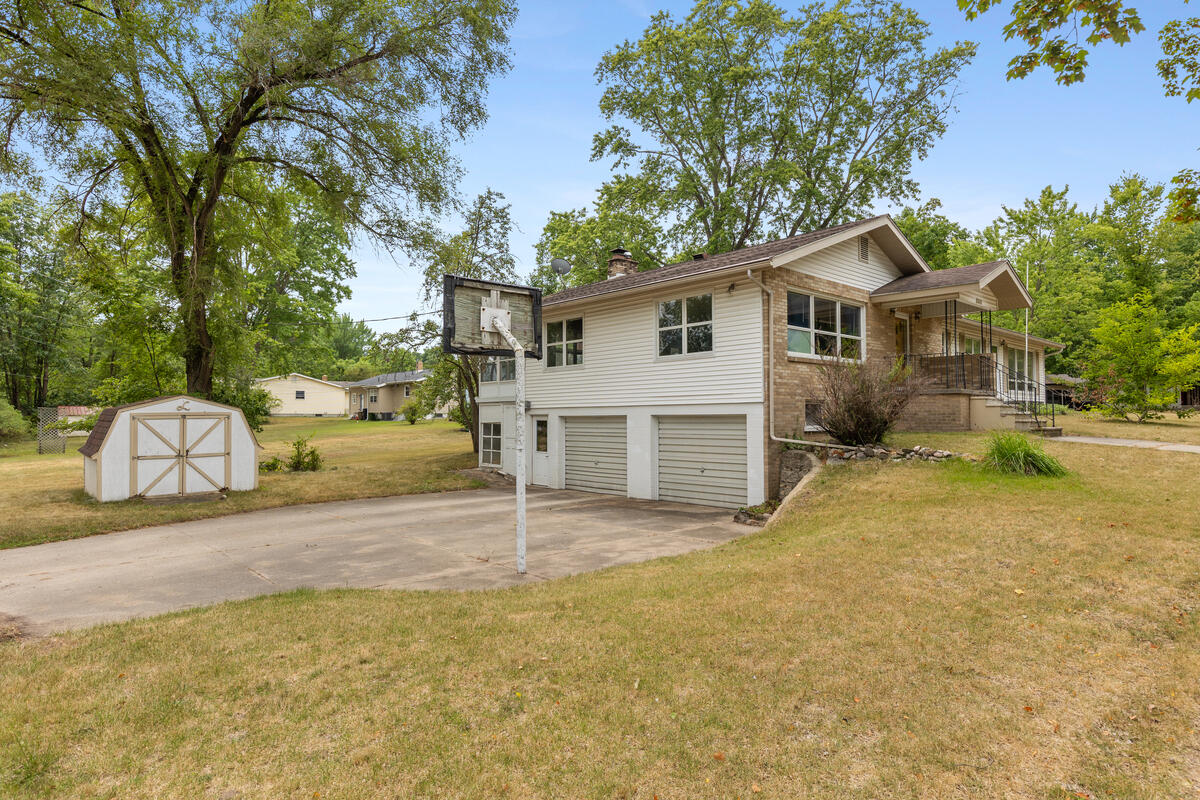 3rd image of 800 Magnolia St, Big Rapids, MI 49307 | MLS# 70550366