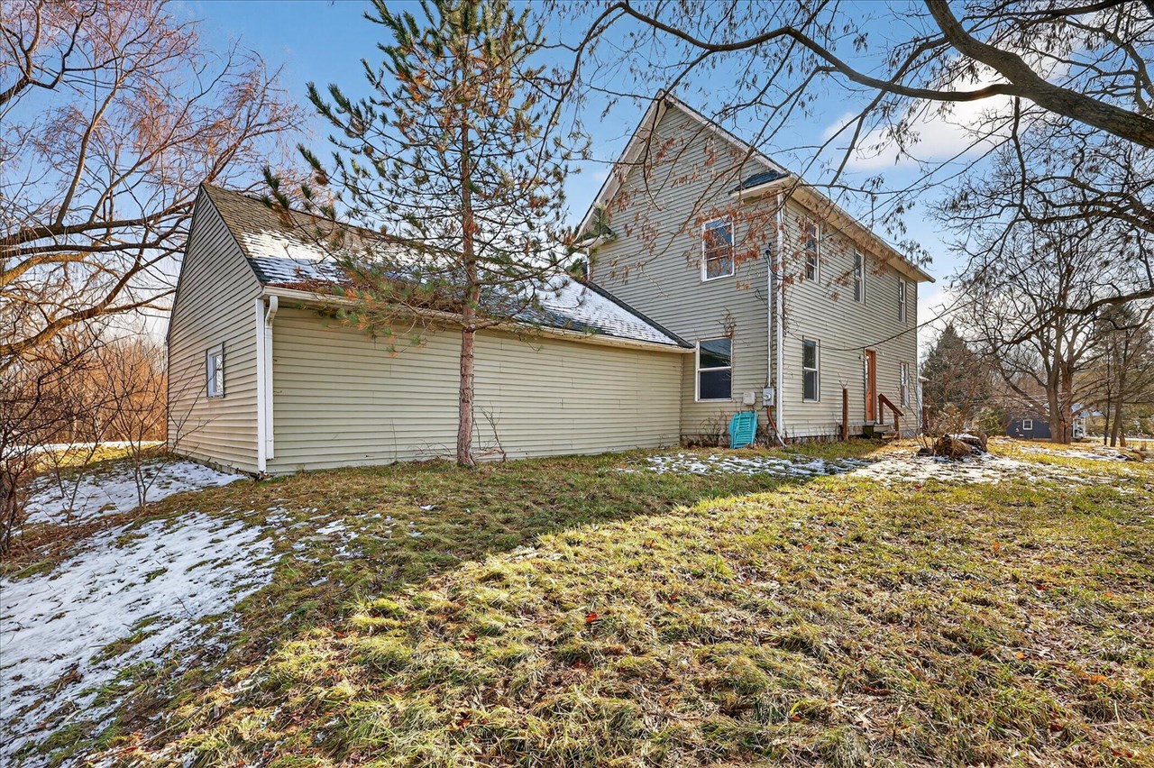 Photo 3 of Sale Pending at 2328 Dean Lake Ave, Grand Rapids, MI 49505 | MLS# 70550389 | Listing updated on 2026-09-12