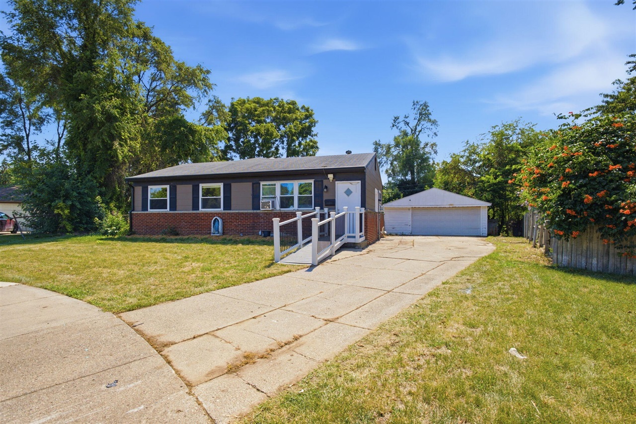 2nd image of 1360 Woodglen Ave, Ypsilanti, MI 48198 | MLS# 70550411
