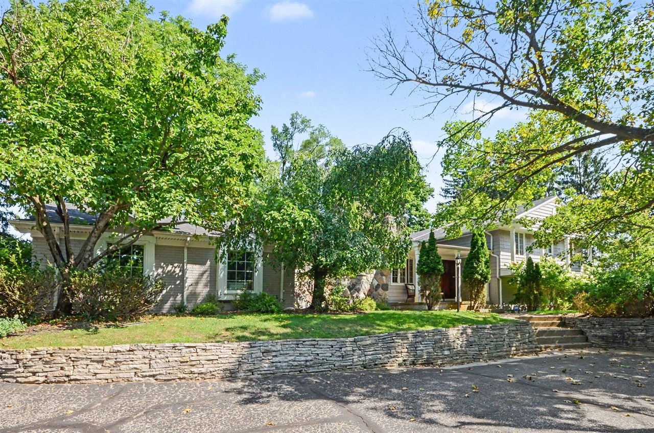Photo 1 of Single family home for sale at 25800 Franklin Park Ct, Franklin, MI 48025 | MLS# 70550469 | Listing updated on 2026-09-01